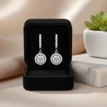 ⁦حلق فضة 925 مرصع بحجر مويسانيت بتصميم أنيق⁩ - الصورة ⁦4⁩