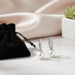 ⁦حلق لؤلؤ ومويسانايت فضة 925 بتصميم فاخر⁩ - الصورة ⁦4⁩