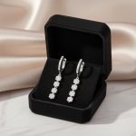 ⁦حلق فضة 925 بتصميم زهرة متدلية مرصع بالزركون اللامع⁩ - الصورة ⁦4⁩