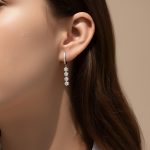 ⁦حلق فضة 925 بتصميم زهرة متدلية مرصع بالزركون اللامع⁩ - الصورة ⁦2⁩