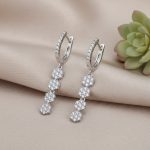 حلق فضة 925 بتصميم زهرة متدلية مرصع بالزركون اللامع