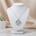 ⁦قلادة فضة 925 بتصميم شجرة الحياة المرصعة بالزركون الملون اللامع⁩ - الصورة ⁦3⁩