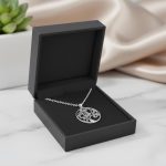 ⁦قلادة فضة 925 بتصميم شجرة الحياة المرصعة بالزركون الملون اللامع⁩ - الصورة ⁦4⁩