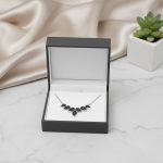 ⁦قلادة أوراق الشجر فاخرة من الفضة 925 مزينة بزركون أسود أنيق⁩ - الصورة ⁦4⁩