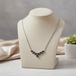 ⁦قلادة أوراق الشجر فاخرة من الفضة 925 مزينة بزركون أسود أنيق⁩ - الصورة ⁦3⁩