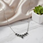 قلادة أوراق الشجر فاخرة من الفضة 925 مزينة بزركون أسود أنيق