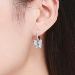 ⁦حلق فراشة زرقاء فضة بتصميم أنثوي راق⁩ - الصورة ⁦2⁩