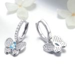 ⁦حلق فراشة زرقاء فضة بتصميم أنثوي راق⁩ - الصورة ⁦3⁩