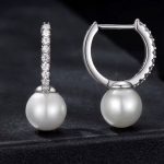 ⁦حلق لؤلؤ ومويسانايت فضة بتصميم فاخر⁩ - الصورة ⁦3⁩