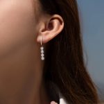 ⁦حلق فضة بتصميم زهرة متدلية مرصع بالزركون اللامع⁩ - الصورة ⁦2⁩