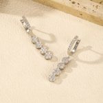 ⁦حلق فضة بتصميم زهرة متدلية مرصع بالزركون اللامع⁩ - الصورة ⁦3⁩