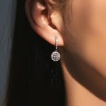 ⁦حلق فضة مرصع بحجر مويسانيت بتصميم أنيق⁩ - الصورة ⁦2⁩