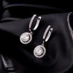 ⁦حلق فضة مرصع بحجر مويسانيت بتصميم أنيق⁩ - الصورة ⁦3⁩