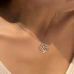 ⁦قلادة فضة بتصميم شجرة الحياة المرصعة بالزركون الملون اللامع⁩ - الصورة ⁦2⁩