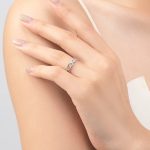 ⁦خاتم فضة بتصميم قلبين متقابلين مزين بزركون لامع مقاس قابل للتعديل⁩ - الصورة ⁦2⁩