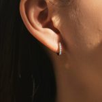 ⁦حلق فضة دائري مرصع بحجر مويسانيت الفاخر⁩ - الصورة ⁦2⁩