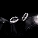 ⁦حلق فضة دائري مرصع بحجر مويسانيت الفاخر⁩ - الصورة ⁦3⁩