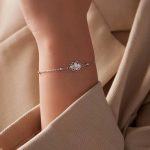 ⁦اسورة زهرة اللوتس فضة وحجر الأوبال الأبيض⁩ - الصورة ⁦2⁩