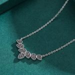 ⁦قلادة أوراق الشجر فاخرة من الفضة مزينة بزركون أسود أنيق⁩ - الصورة ⁦3⁩